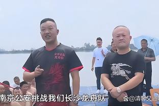 欧文：在今天的比赛中我扭伤了右手拇指 但预计不会缺席比赛